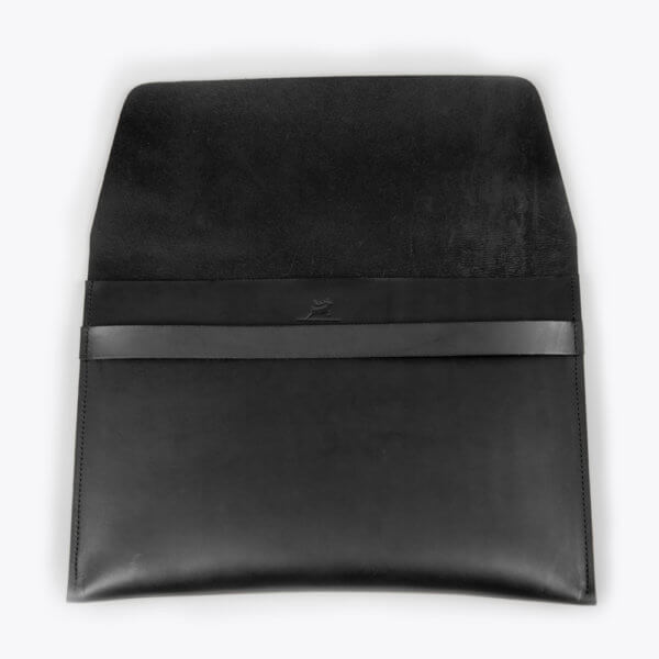 Lederhülle für MacBook Air / Pro (Schwarz) – Bild 2