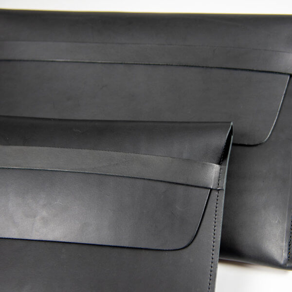 Lederhülle für MacBook Air / Pro (Schwarz) – Bild 6