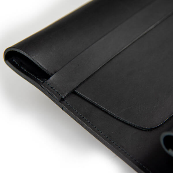 Lederhülle für MacBook Air / Pro (Schwarz) – Bild 4
