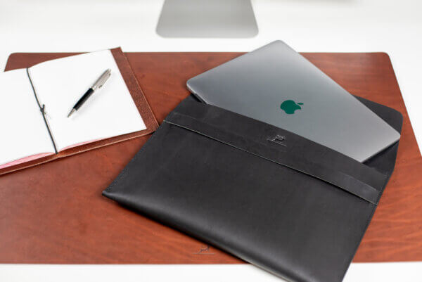 Lederhülle für MacBook Air / Pro (Schwarz) – Bild 8
