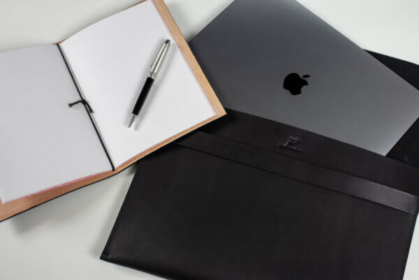 Lederhülle für MacBook Air / Pro (Schwarz) – Bild 7