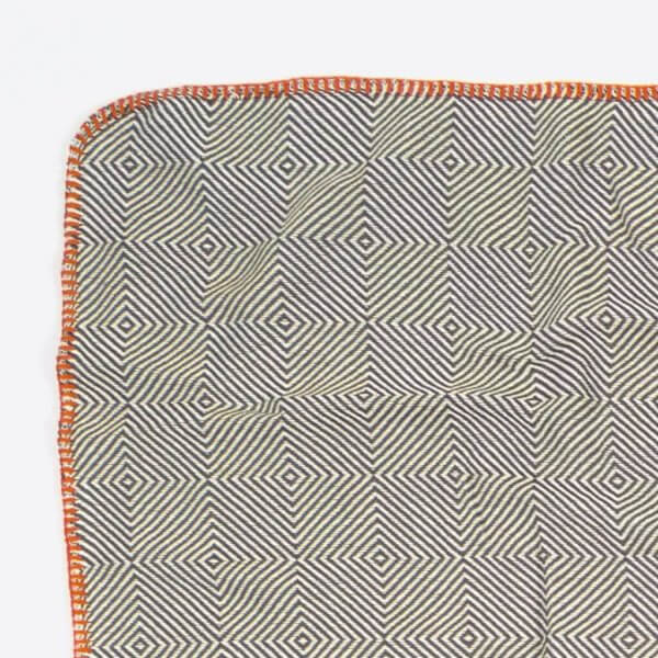 ROTHIRSCH camping blanket grey detail